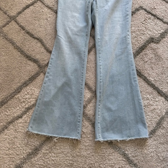 Good American Good Legs Flare Light Wash Jeans
Fray Hem H740 Wide Leg 15 / 34 - Picture 5 of 12
